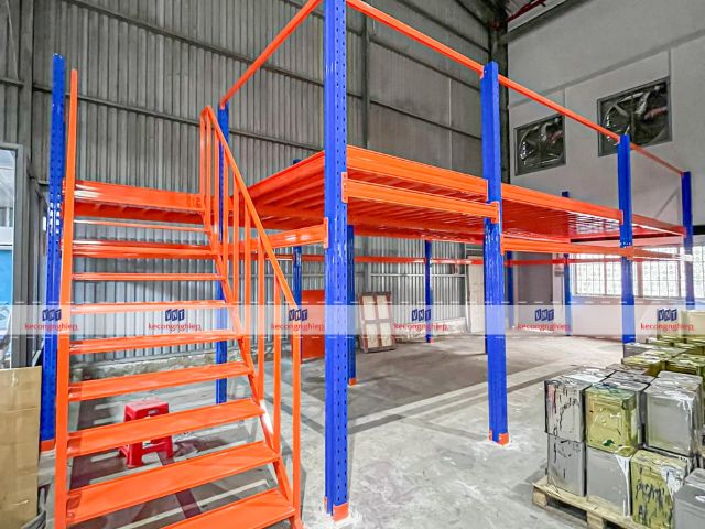 Kệ gác lửng được sử dụng để lưu trữ hàng hóa và kết hợp làm nhà xưởng Kệ gác lửng được sử dụng để lưu trữ hàng hóa và kết hợp làm nhà xưởng